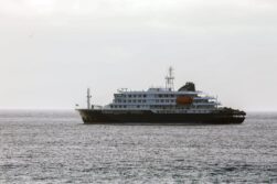Praia (Cape Verde), 04/05/2026.- Dutch cruise ship MV Hondius is anchored off the coast of the city of Praia on the island of Santiago, Cape Verde, 04 May 2026, after three people died onboard from an acute respiratory syndrome. The World Health Organization (WHO) reported one confirmed case and five additional suspected cases of hantavirus infection on the vessel sailing in the Atlantic Ocean. Three of those affected have died and one is currently in intensive care in South Africa. (Cabo Verde, Sudáfrica) EFE/EPA/ELTON MONTEIRO
