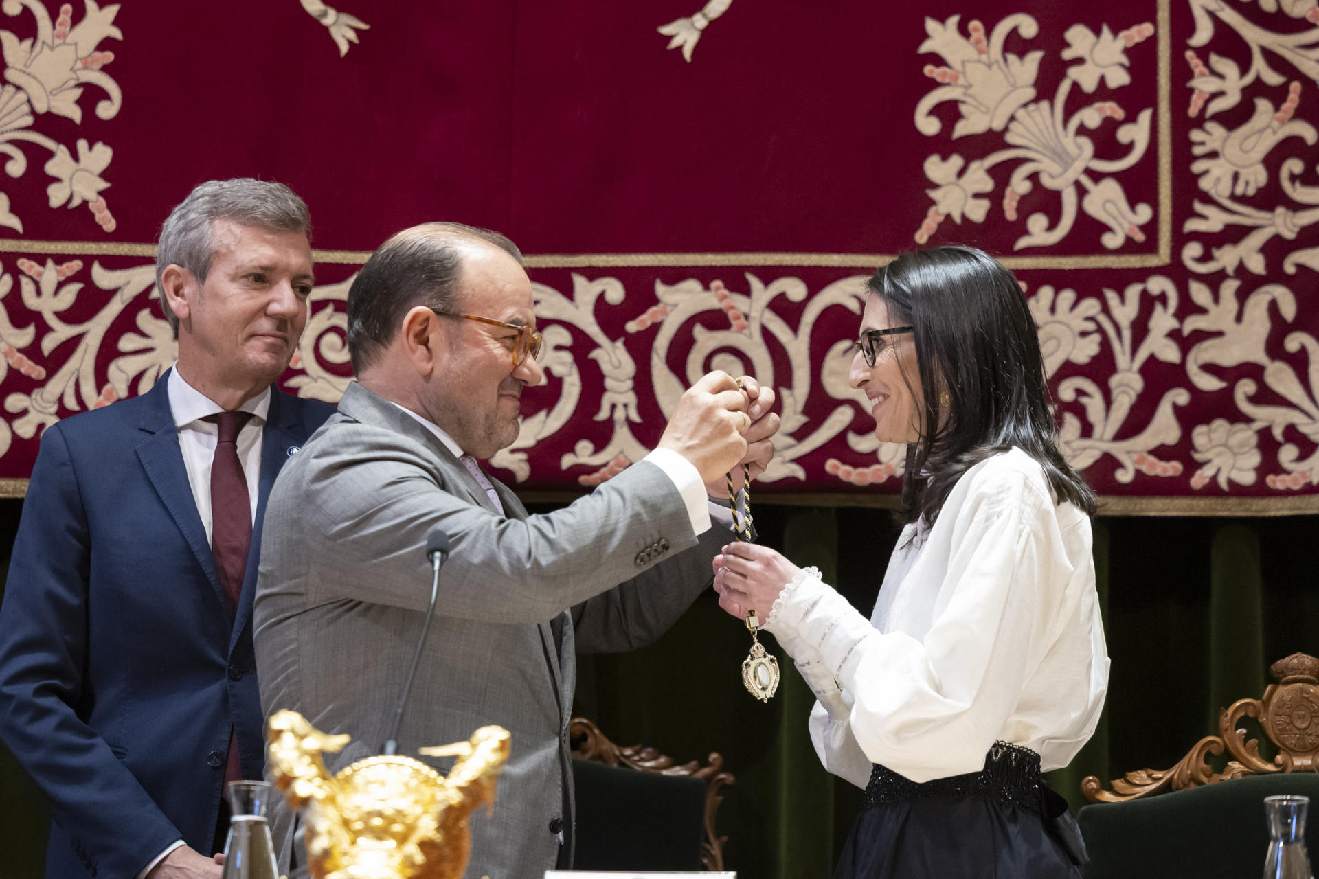 SANTIAGO DE COMPOSTELA, 10/04/2026.- Rosa Crujeiras, recibe la medala de rectora de manos de Antonio López y se convierte en la primera mujer rectora de la Universidad de Santiago en más de 500 años de historia de la institución, en presencia del presidente de la Xunta,Alfonso Rueda, viernes en Santiago de Compostela. EFE/Lavandeira jr