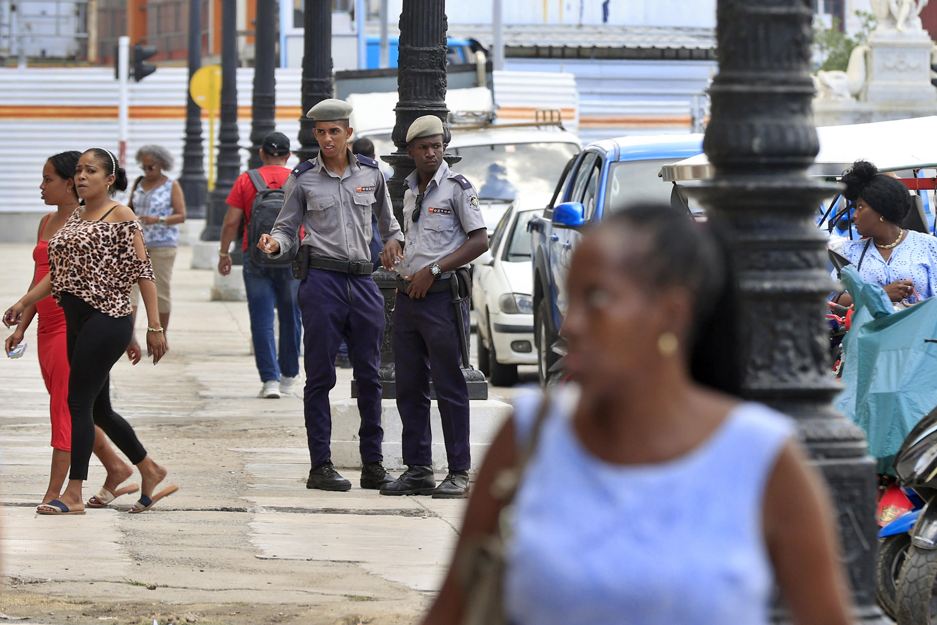 AME2873. LA HABANA (CUBA), 19/05/2026.- Integrantes de la Policía Nacional Revolucionaria de Cuba custodian una calle este martes, en La Habana (Cuba). Los altos cargos militares predominan en la nueva lista de cubanos sancionados por EE.UU., evidenciando que Washington pone el foco en una institución clave en la isla no sólo por sus capacidades defensivas, sino principalmente por su poder político y económico. EFE/ Ernesto Mastrascusa