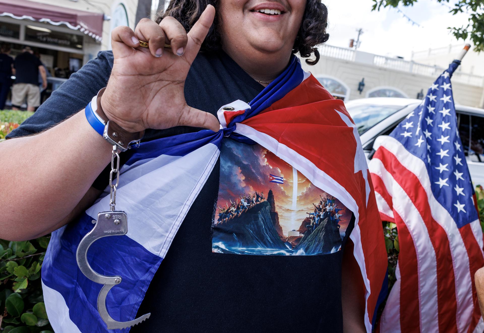 MIAMI (United States), 21/05/2026.- Cubans in exile celebrate Cuba's Republic Day in Miami, Florida, USA, 20 May 2026. The date marks the formal establishment of the Republic of Cuba in 1902. This year's celebrations coincide with US prosecutors unsealing an indictment against former Cuban President Raul Castro over the 1996 shootdown of two civilian aircraft operated by Brothers to the Rescue. EFE/EPA/CRISTOBAL HERRERA-ULASHKEVICH