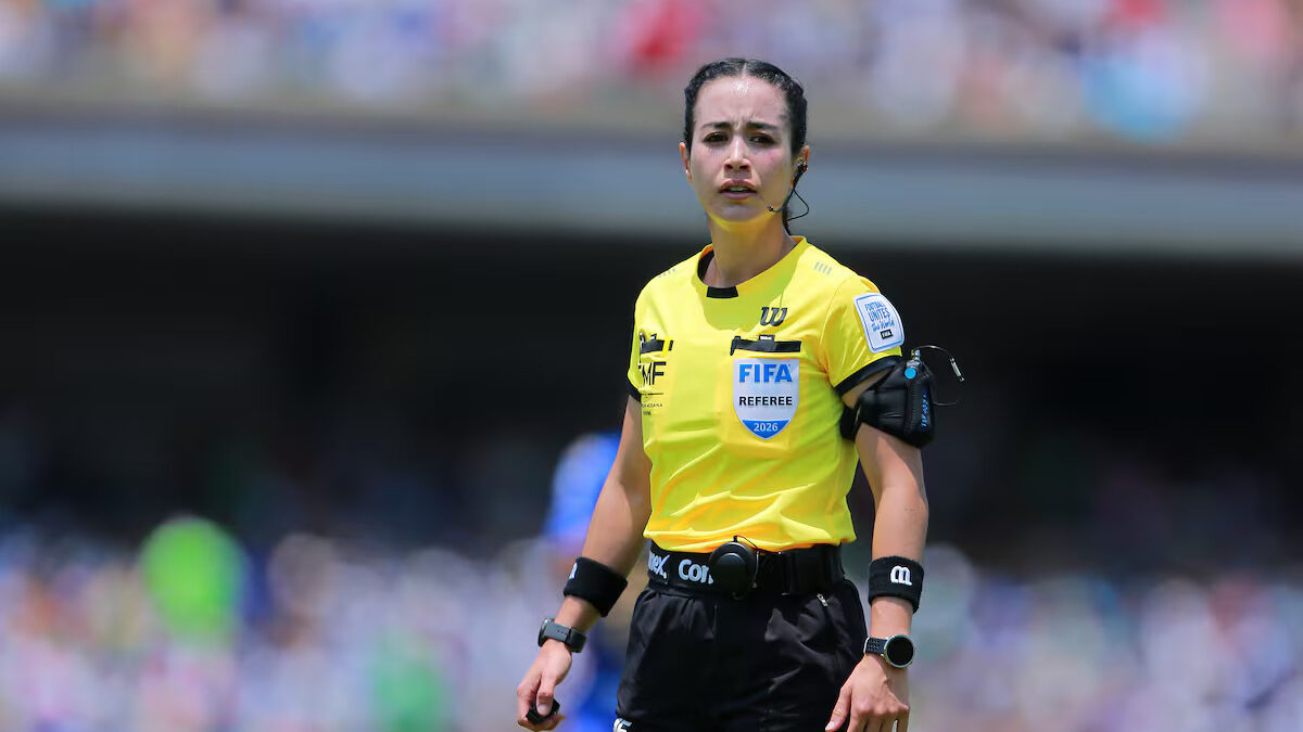 Katia Itzel García arbitrando en Ciudad de México.