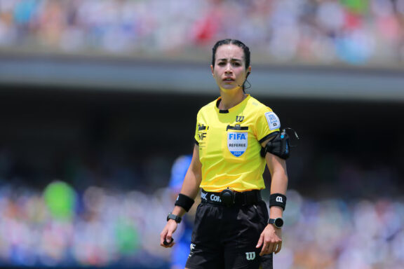 Katia Itzel García arbitrando en Ciudad de México.
