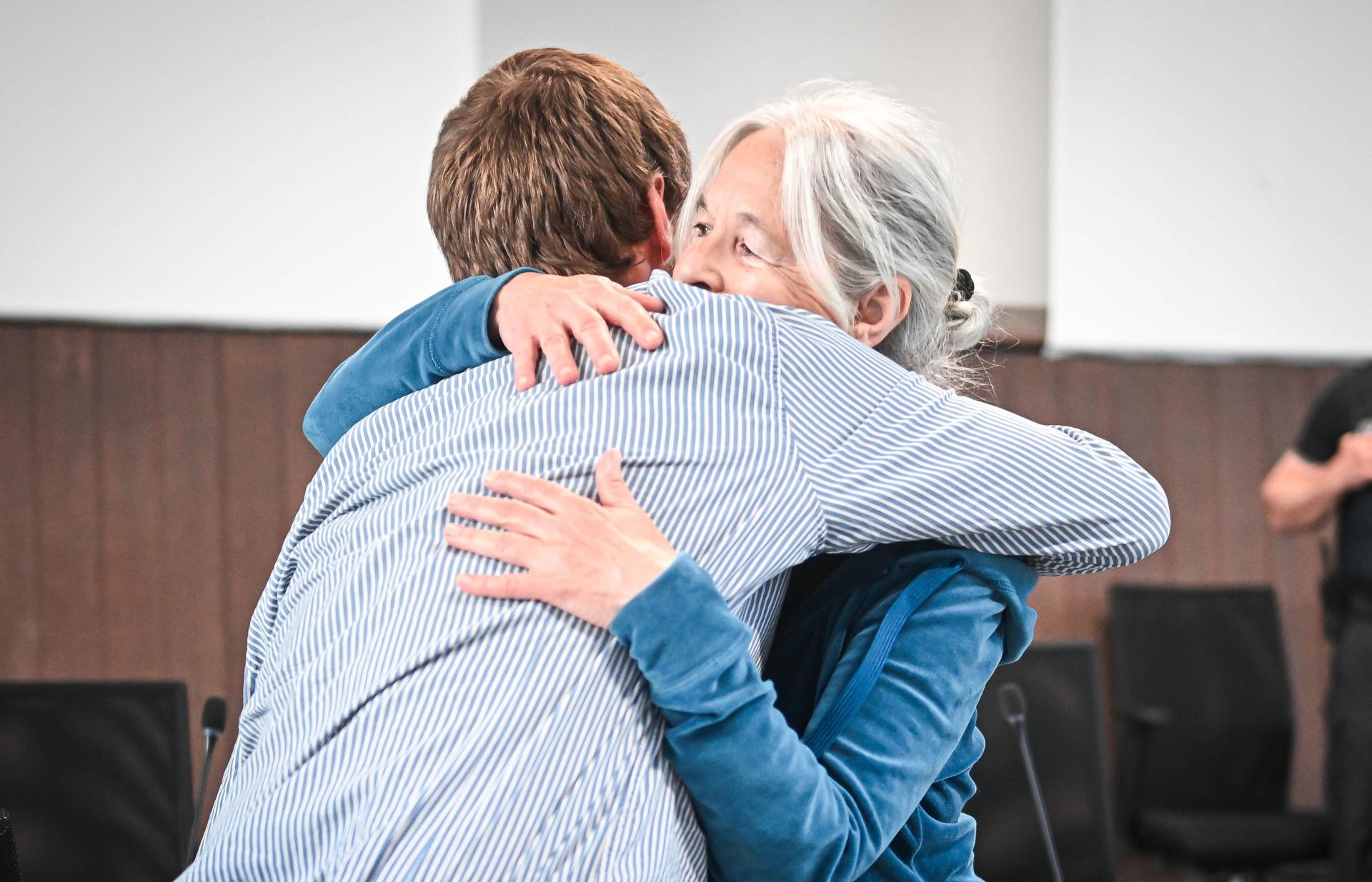 Verden (Germany), 27/05/2026.- Defendant Daniela Klette (R) hugs her lawyer Lukas Theune in the provisional courtroom of the Verden district court in Verden-Eitze, Germany, 27 May 2026. The verdict in the trial against former RAF terrorist Daniela Klette for armed robbery could be pronounced at Verden Regional Court. The German woman has been on trial since March 2025. According to the indictment, she and her alleged accomplices Garweg and Staub robbed cash transporters and supermarkets between 1999 and 2016 while wearing masks and armed. (Terrorista, Alemania) EFE/EPA/Sina Schuldt / POOL