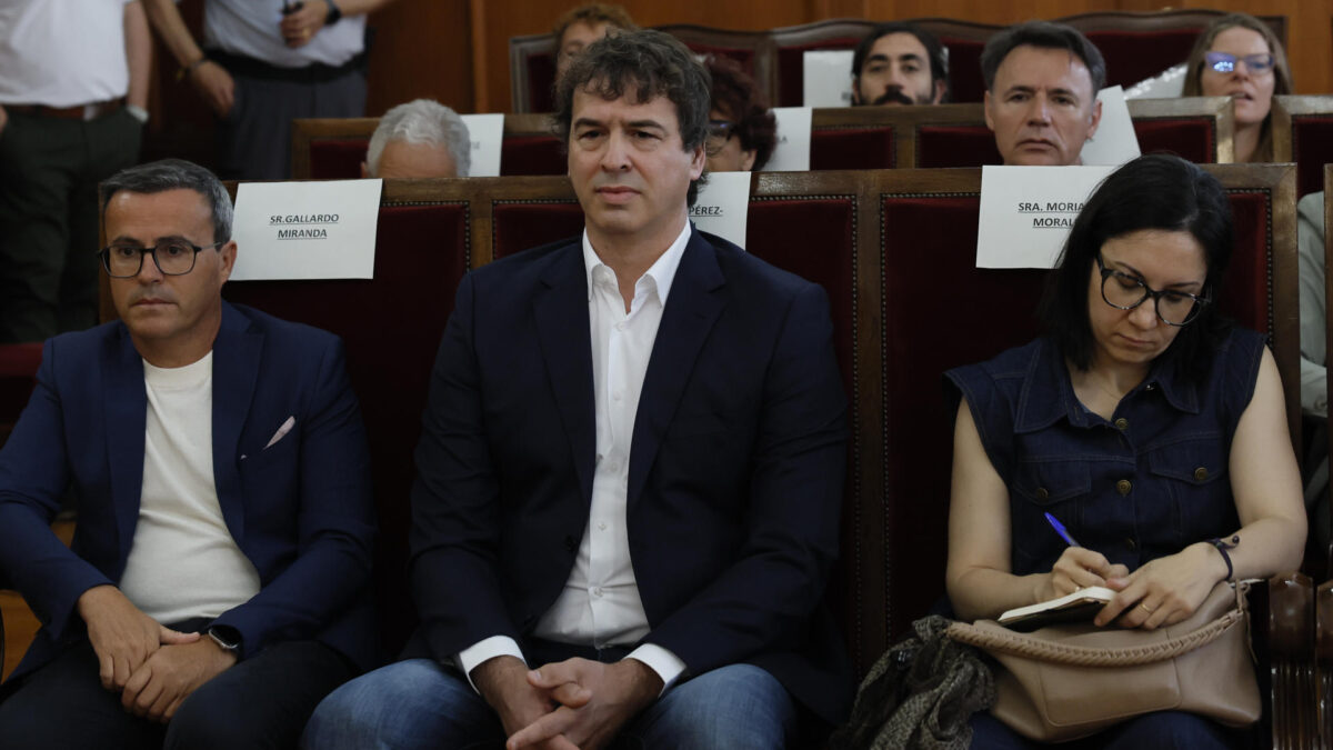 BADAJOZ (ESPAÑA), 28/05/2026.- El hermano del presidente del gobierno David Sánchez (c), Miguel Ángel Gallardo, ex líder del PSOE extremeño, y Elisa Moriano Morales, este jueves en la Audiencia de Badajoz, donde se inicia el juicio por el proceso de contratación de David Sánchez, hermano del presidente del Gobierno, en la Diputación de Badajoz. EFE/ Ballesteros POOL