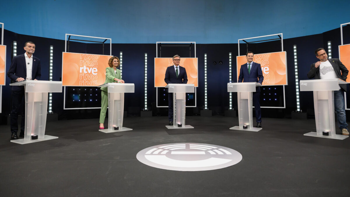 SEVILLA, 04/05/2026.- Los candidatos de los cinco partidos con representación parlamentaria -PP, PSOE, Vox, Por Andalucía y Adelante Andalucía- han llegado a la sede de la RTVE andaluza para participar este lunes en el debate que la radiotelevisión pública celebra con motivo de las elecciones autonómicas del 17 de mayo. EFE/ Raúl Caro