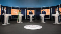 SEVILLA, 04/05/2026.- Los candidatos de los cinco partidos con representación parlamentaria -PP, PSOE, Vox, Por Andalucía y Adelante Andalucía- han llegado a la sede de la RTVE andaluza para participar este lunes en el debate que la radiotelevisión pública celebra con motivo de las elecciones autonómicas del 17 de mayo. EFE/ Raúl Caro