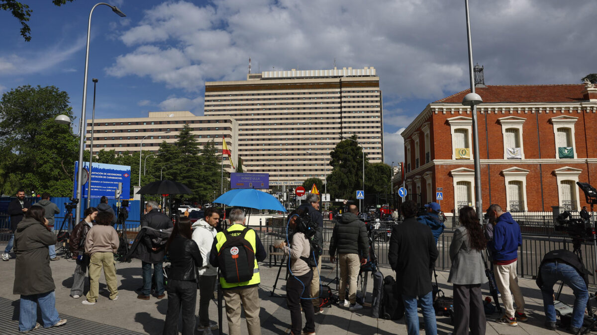 MADRID, 12/05/2026.- Decenas de periodistas hacen guardia en la puerta del Hospital Central de la Defensa Gómez Ulla, este miércoles. El paciente español que ha dado positivo provisional por hantavirus y que se encuentra ingresado en el Gómez Ulla presenta desde anoche febrícula y ligera desaturación (bajada de la saturación de oxígeno), informaron fuentes oficiales. No obstante, en el momento actual se encuentra aparentemente estable y sin empeoramiento clínico evidente, según el Ministerio de Sanidad español. Este paciente se encuentra en la Unidad de Aislamiento y Tratamiento de Alto Nivel (Uatan) del centro, construida en el hospital militar tras la crisis del ébola de 2014 y que cuenta con medidas de seguridad como circuitos diferenciados de entrada y salida, controles de acceso, presión negativa y desinfección en cada una de las habitaciones. EFE/Rodrigo Jiménez