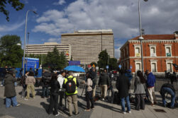 MADRID, 12/05/2026.- Decenas de periodistas hacen guardia en la puerta del Hospital Central de la Defensa Gómez Ulla, este miércoles. El paciente español que ha dado positivo provisional por hantavirus y que se encuentra ingresado en el Gómez Ulla presenta desde anoche febrícula y ligera desaturación (bajada de la saturación de oxígeno), informaron fuentes oficiales. No obstante, en el momento actual se encuentra aparentemente estable y sin empeoramiento clínico evidente, según el Ministerio de Sanidad español. Este paciente se encuentra en la Unidad de Aislamiento y Tratamiento de Alto Nivel (Uatan) del centro, construida en el hospital militar tras la crisis del ébola de 2014 y que cuenta con medidas de seguridad como circuitos diferenciados de entrada y salida, controles de acceso, presión negativa y desinfección en cada una de las habitaciones. EFE/Rodrigo Jiménez