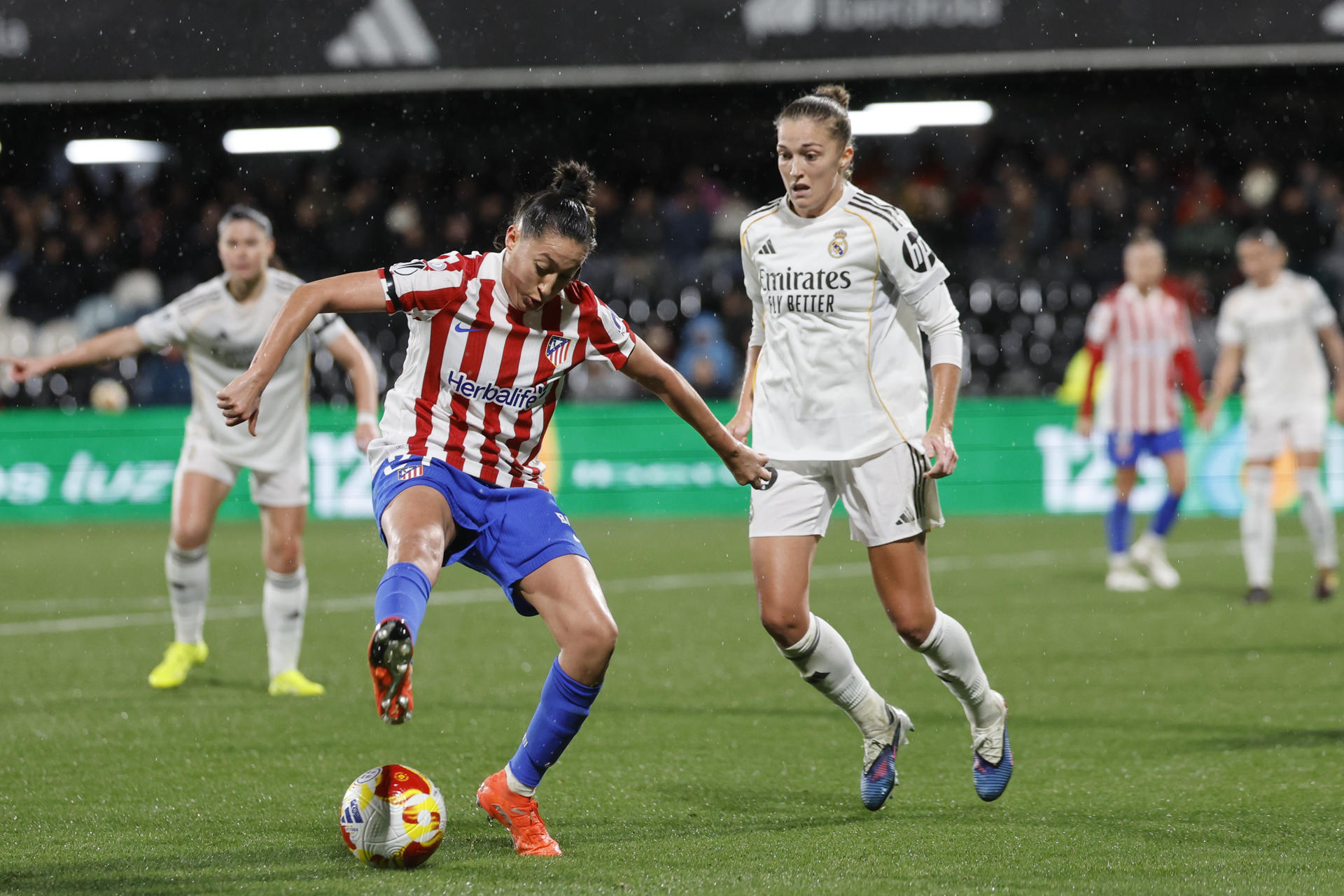 CASTELLÓN DE LA PLANA, 20/01/2026.- La centrocampista del Atlético Fiamma Iannuzzi (i) controla el balón ante la sueca Filippa Angeldal, del Real Madrid, durante el partido de semifinales de la Supercopa de España de fútbol que Real Madrid y Atlético de Madrid disputan este martes en el estadio de Castalia, en Castellón de la Plana. EFE/Ana Escobar