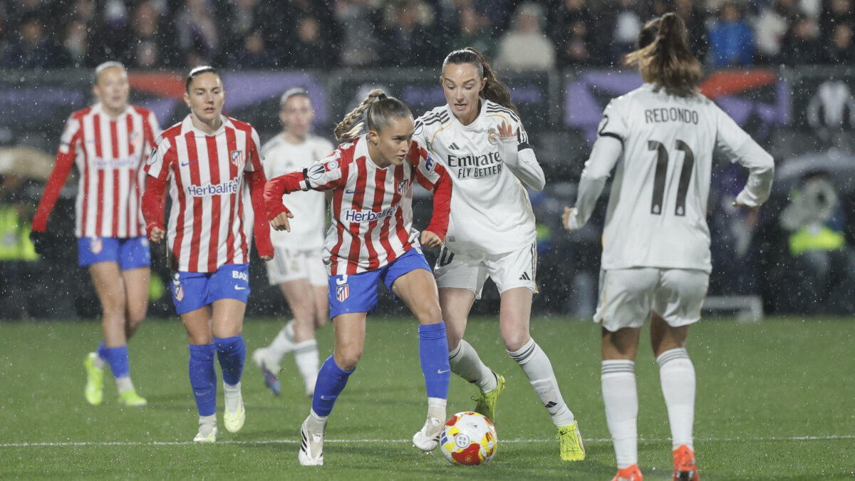 CASTELLÓN DE LA PLANA, 20/01/2026.- La centrocampista escocesa del Real Madrid Caroline Weir (2d) pelea un balón con la defensa del Atlético de Madrid Andrea Medina (c) en el partido de la Supercopa de España de fútbol entre el Real Madrid y el Atlético de Madrid, este martes en el estadio de Castalia de Castellón de la Plana. EFE/ Ana Escobar