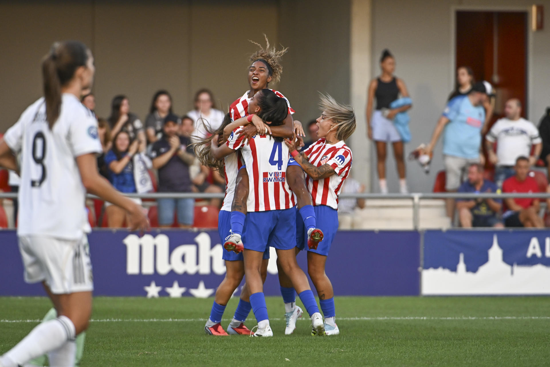 ALCALÁ DE HENARES, 05/09/2025.- Las jugadoras del Atlético de Madrid celebran su primer gol durante el encuentro correspondiente a la jornada 2 de la Liga F que disputan hoy viernes Atlético de Madrid y Real Madrid en el Centro Deportivo Wanda Alcalá de Henares, en Madrid. EFE / Fernando villar.