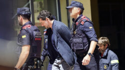 GRAFCAT2891. MARTORELL (BARCELONA), 19/05/2026.- Jonathan Andic, hijo del fundador de Mango, Isak Andic, ha llegado poco antes de la una del mediodía a los juzgados de Martorell (Barcelona) para comparecer ante la jueza que instruye la causa por la muerte del empresario, tras ser detenido esta mañana por los Mossos d'Esquadra. EFE/Alejandro García