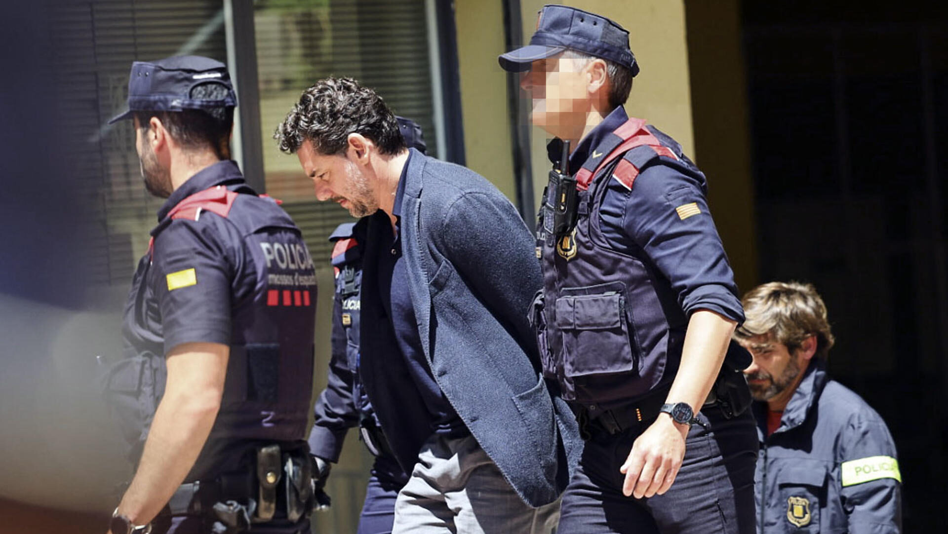 GRAFCAT2891. MARTORELL (BARCELONA), 19/05/2026.- Jonathan Andic, hijo del fundador de Mango, Isak Andic, ha llegado poco antes de la una del mediodía a los juzgados de Martorell (Barcelona) para comparecer ante la jueza que instruye la causa por la muerte del empresario, tras ser detenido esta mañana por los Mossos d'Esquadra. EFE/Alejandro García