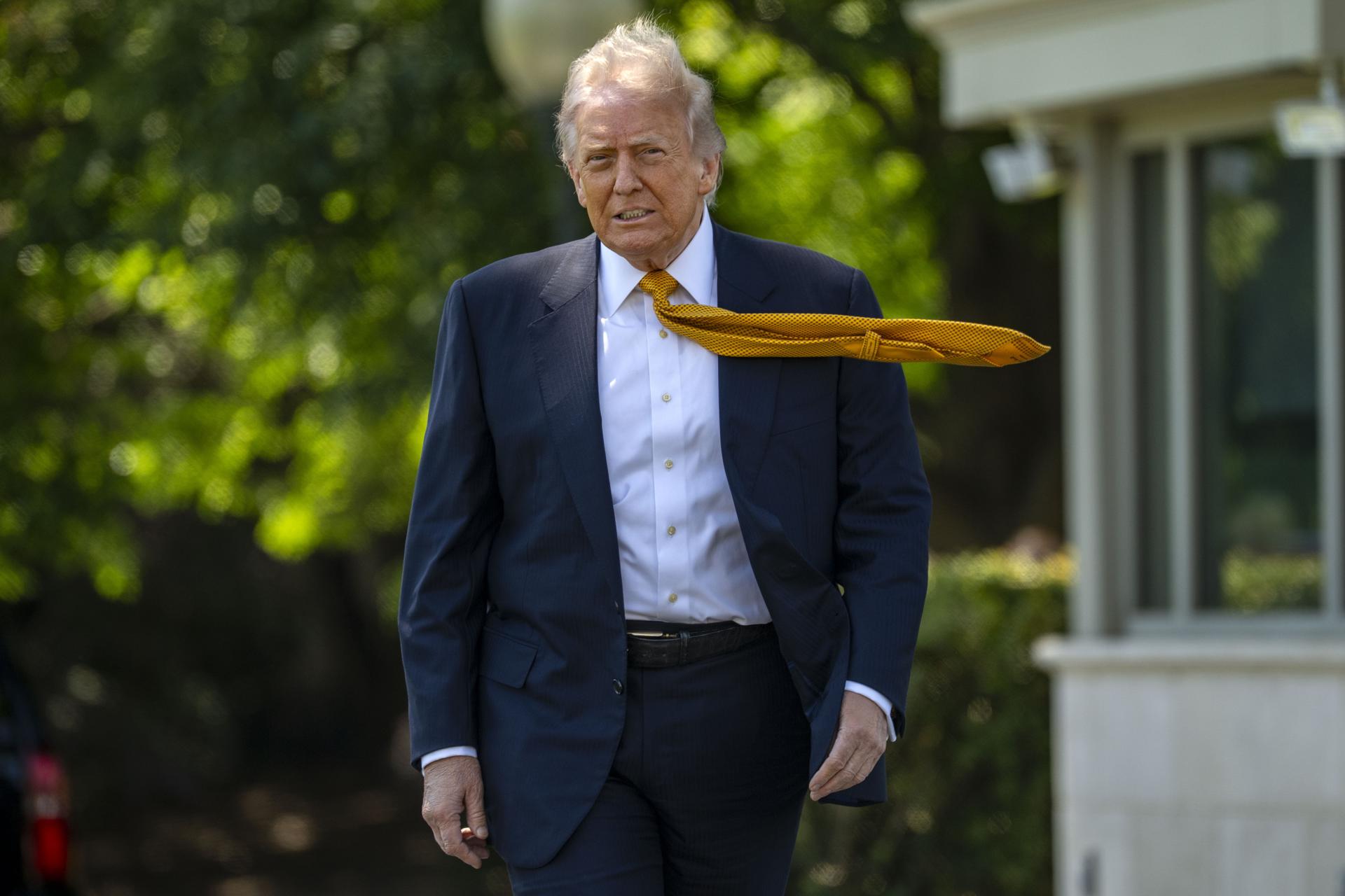 WASHINGTON (United States), 12/05/2026.- President Donald Trump walks to speak to the press before departing the White House for China, in Washington, DC, USA, 12 May 2026. President Trump is leaving the US to visit China where he will meet with President Xi in Beijing. EFE/EPA/BONNIE CASH / POOL