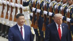 FOTODELDÍA PEKÍN (China), 14/05/2026.- El presidente chino Xi Jinping inspecciona una guardia de honor junto al presidente estadounidense Donald Trump durante una ceremonia de bienvenida en el Gran Salón del Pueblo en Pekín, China, este jueves.-EFE/ Maxim Shemetov / POOL