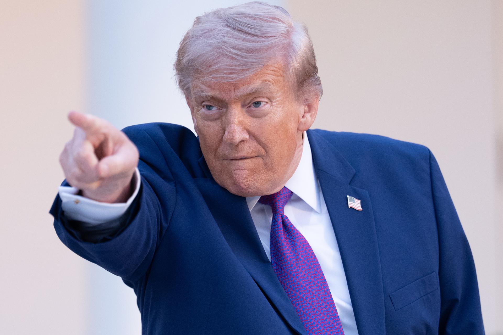 WASHINGTON (United States), 11/05/2026.- US President Donald Trump gestures during a law enforcement leaders dinner, celebrating the start of National Police Week, in the Rose Garden of the White House in Washington, DC, USA, 11 May 2026. EFE/EPA/AARON SCHWARTZ / POOL