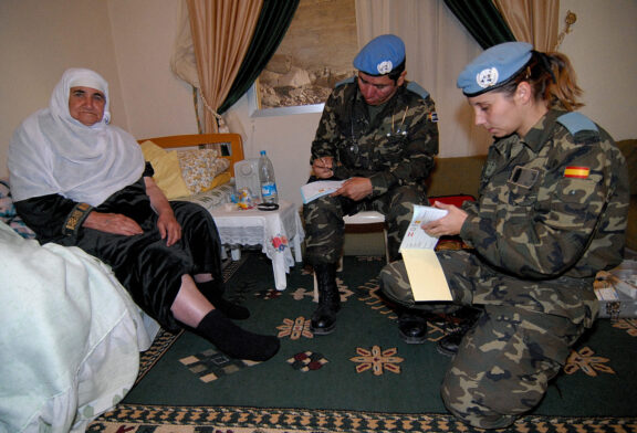 Dos sanitarios españoles atienden a una mujer en Wadi Khamsa (2008)