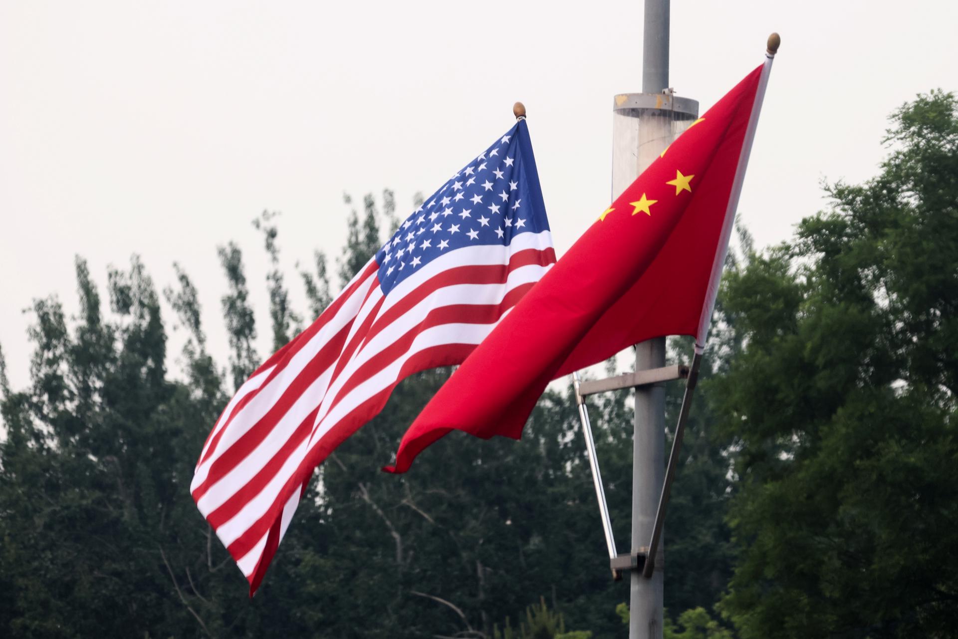 BEIJING (China), 13/05/2026.- US and China's national flags flutter on the airport highway connecting Beijing Capital International Airport to central Beijing, China, 13 May 2026. US President Donald Trump is due to arrive in Beijing for a high-stakes state visit running through 15 May, marking his first return to the mainland since 2017. EFE/EPA/WU HAO