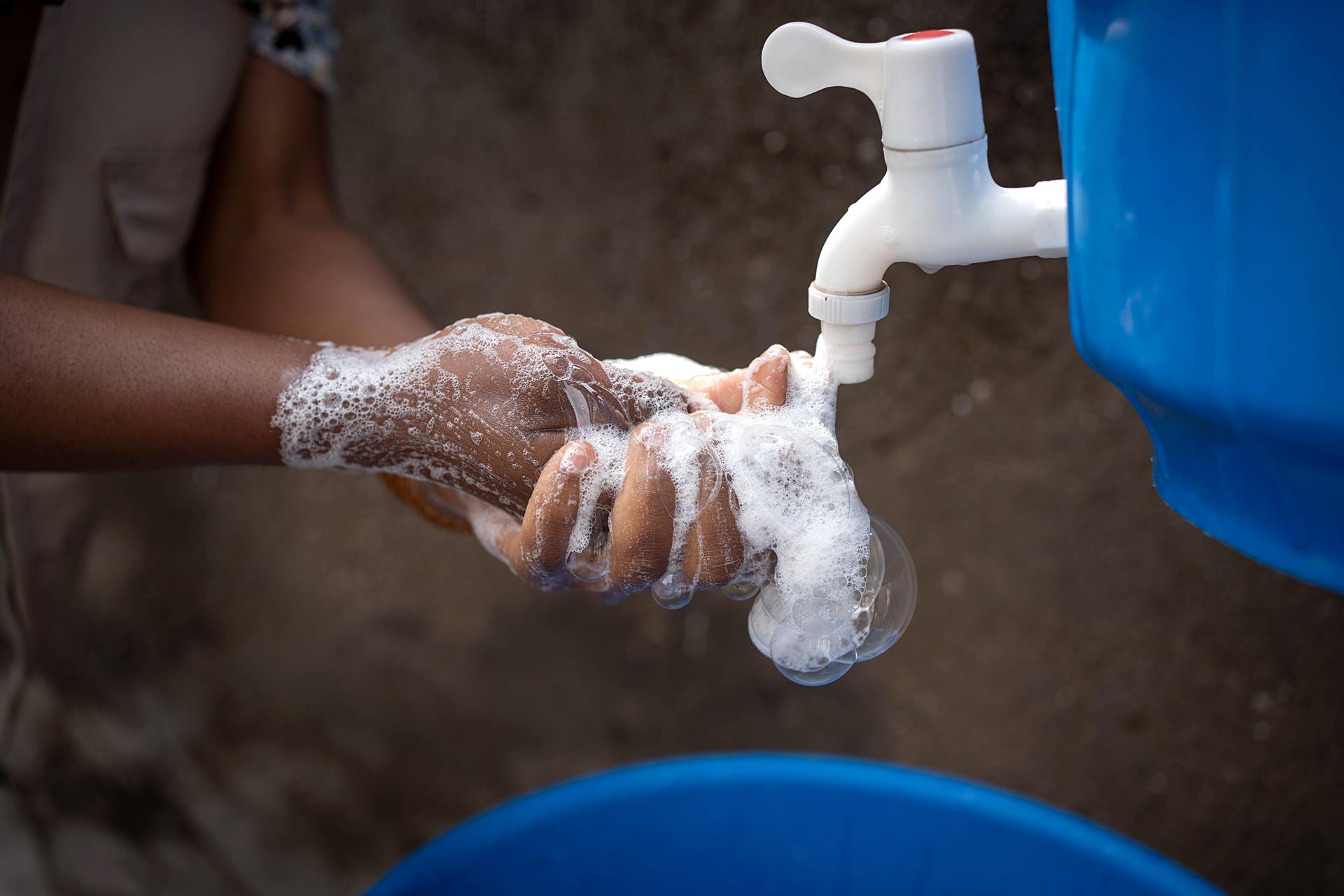 GOMA (Congo, The Democratic Republic Of The), 20/05/2026.- A staff of the non-governmental organization AGIR-RDC, which promotes medical access, washes her hands before entering her office as past of preventive measures against Ebola, in Goma, North Kivu, Democratic Republic of Congo, 20 May 2026. The World Health Organization (WHO) has reported over 130 deaths linked to the outbreak of the Bundibugyo variant of Ebola in the Democratic Republic of the Congo, officially declared public health emergency of international concern (PHEIC). EFE/EPA/MARIE JEANNE MUNYERENKANA