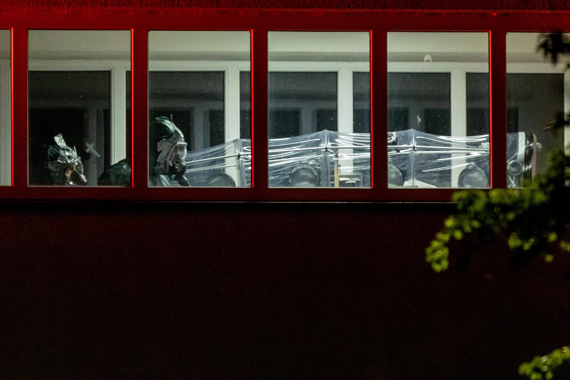 FOTODELDÍA PRAGA (República Checa), 20/05/2026.- Personal médico con equipo de protección traslada a un profesional médico estadounidense a la Clínica de Enfermedades Infecciosas del Hospital Bulovka en Praga, República Checa, este jueves. El paciente asintomático, que estuvo potencialmente expuesto al ébola en Uganda, permanecerá aislado durante tres semanas en el hospital. El traslado se produce tras la declaración de la Organización Mundial de la Salud (OMS) del brote de ébola como una emergencia de salud pública de importancia internacional. EFE/ Martin Divisek