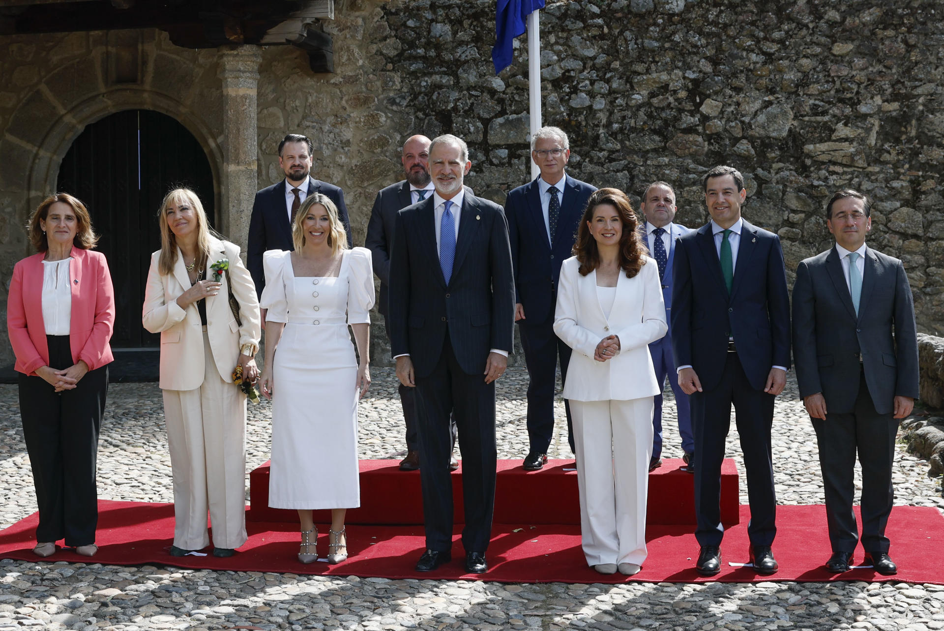 CUACOS DE YUSTE (CÁCERES) (ESPAÑA), 25/05/2026.- La presidenta del Comité Europeo de las Regiones (CDR), Kata Tütto (3d), la presidenta de Extremadura, María Guardiola (3i), la presidenta del Tribunal Supremo, María Isabel Perelló (i), el presidente en funciones de Andalucía, Juanma Moreno (2d), el ministro de Exteriores, José Manuel Albares (d), la vicepresidenta primera de la Comisión Europea, Teresa Ribera (i) y el rey Felipe VI (C) posan entre otros para la foto de familia a su llegada al acto de entrega del XIX Premio Europeo Carlos V, que en esta edición ha recaído en el Comité Europeo de las Regionales (CDR), que concede La Fundación Academia Europea e Iberoamericana de Yuste, en el Monasterio de San Jerónimo de Yuste (Cáceres). EFE/ Ballesteros