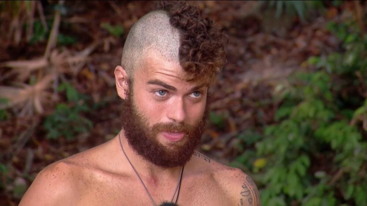El corte de pelo de Darío a medio completar