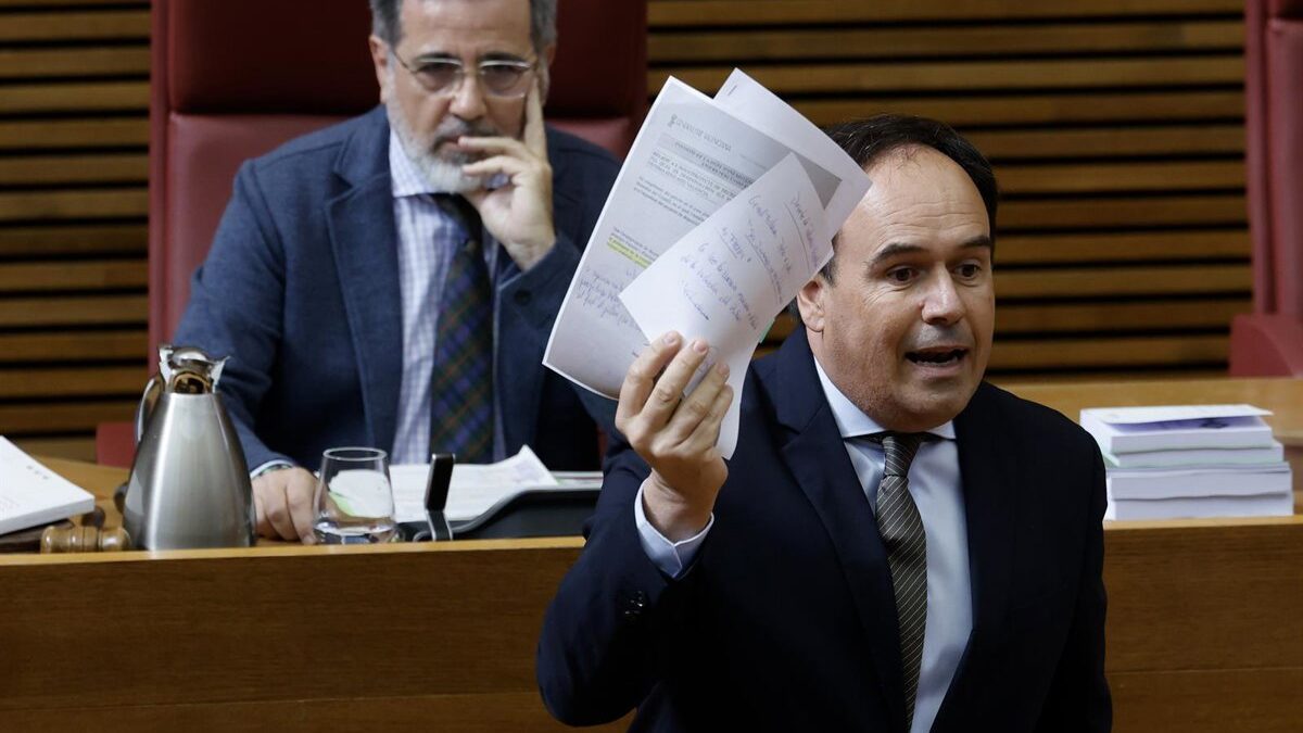 21/05/2026 Llorca defiende que la oferta de Educación a sindicatos es la "más ambiciosa" de España y les pide "proporcionalidad". El 'president' de la Generalitat, Juanfran Pérez Llorca, ha defendido que la propuesta planteada por la Conselleria de Educación a los sindicatos docentes para desconvocar la huelga indefinida es la "más ambiciosa" y la económicamente mejor dotada "de todas las comunidades autónomas de España" y ha resaltado que no solo lo es en materia de salarios, "que también", sino que recoge "todos los puntos que reclaman" las organizaciones sindicales como la reducción de las ratios, la simplificación burocrática o mejora de infraestructuras. ESPAÑA EUROPA COMUNIDAD VALENCIANA POLÍTICA ROBER SOLSONA /EUROPA PRESS