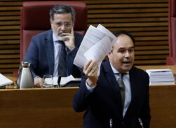 21/05/2026 Llorca defiende que la oferta de Educación a sindicatos es la "más ambiciosa" de España y les pide "proporcionalidad". El 'president' de la Generalitat, Juanfran Pérez Llorca, ha defendido que la propuesta planteada por la Conselleria de Educación a los sindicatos docentes para desconvocar la huelga indefinida es la "más ambiciosa" y la económicamente mejor dotada "de todas las comunidades autónomas de España" y ha resaltado que no solo lo es en materia de salarios, "que también", sino que recoge "todos los puntos que reclaman" las organizaciones sindicales como la reducción de las ratios, la simplificación burocrática o mejora de infraestructuras. ESPAÑA EUROPA COMUNIDAD VALENCIANA POLÍTICA ROBER SOLSONA /EUROPA PRESS