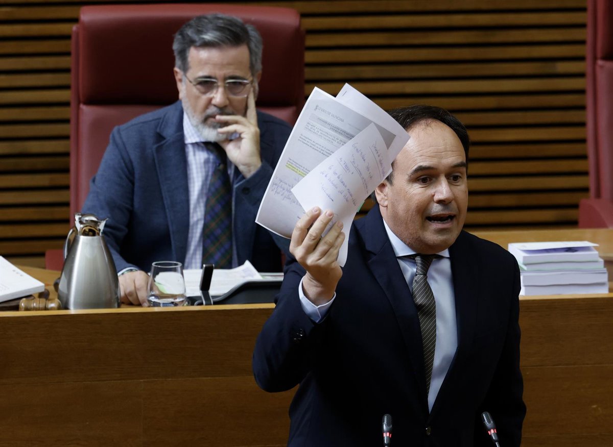 21/05/2026 Llorca defiende que la oferta de Educación a sindicatos es la "más ambiciosa" de España y les pide "proporcionalidad". El 'president' de la Generalitat, Juanfran Pérez Llorca, ha defendido que la propuesta planteada por la Conselleria de Educación a los sindicatos docentes para desconvocar la huelga indefinida es la "más ambiciosa" y la económicamente mejor dotada "de todas las comunidades autónomas de España" y ha resaltado que no solo lo es en materia de salarios, "que también", sino que recoge "todos los puntos que reclaman" las organizaciones sindicales como la reducción de las ratios, la simplificación burocrática o mejora de infraestructuras. ESPAÑA EUROPA COMUNIDAD VALENCIANA POLÍTICA ROBER SOLSONA /EUROPA PRESS