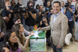 FOTODELDIA MÁLAGA, 17/05/2026.- El presidente de la Junta de Andalucía y candidato del PP a la reelección, Juanma Moreno, ejerce su derecho al voto en Sevilla, este domingo. EFE/Álvaro Cabrera