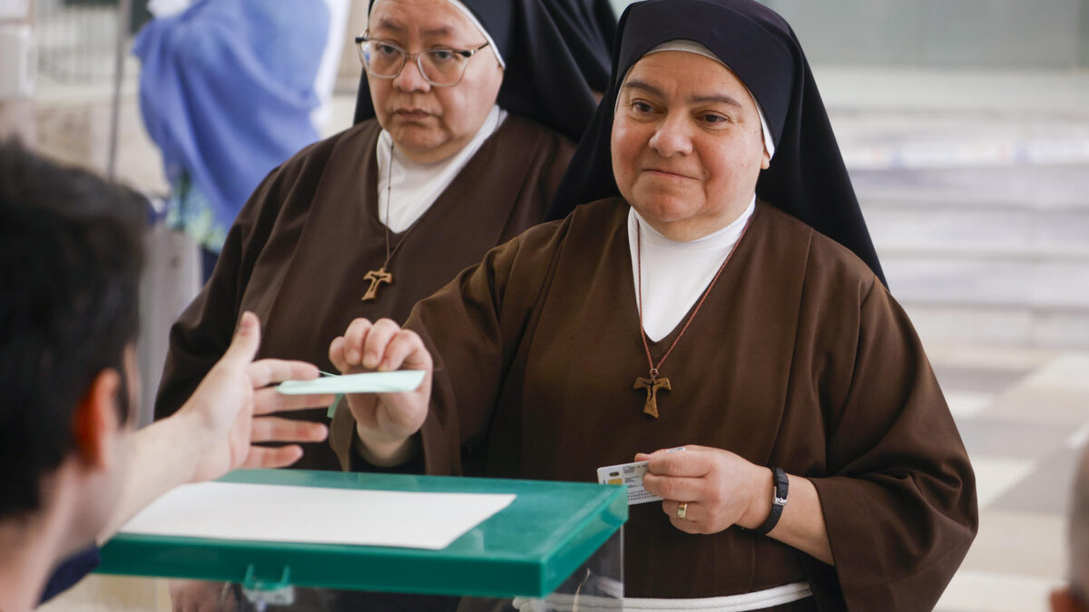 CÓRDOBA, 17/05/2026.- Un grupo de religiosas ejerce su derecho al voto en un colegio electoral en Córdoba, este domingo. La participación en Andalucía es del 15,09 % a las 11.30 horas, casi igual que en 2022. EFE/Salas