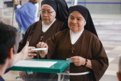CÓRDOBA, 17/05/2026.- Un grupo de religiosas ejerce su derecho al voto en un colegio electoral en Córdoba, este domingo. La participación en Andalucía es del 15,09 % a las 11.30 horas, casi igual que en 2022. EFE/Salas