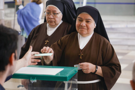 CÓRDOBA, 17/05/2026.- Un grupo de religiosas ejerce su derecho al voto en un colegio electoral en Córdoba, este domingo. La participación en Andalucía es del 15,09 % a las 11.30 horas, casi igual que en 2022. EFE/Salas