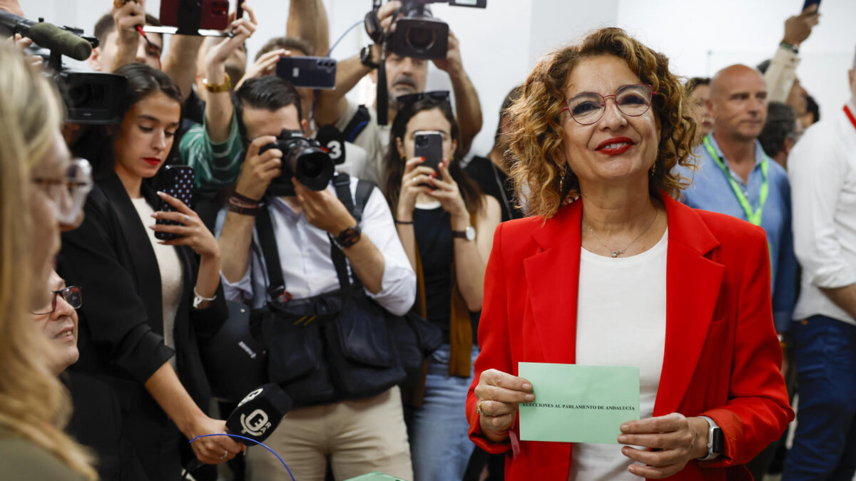 FOTODELDIA SEVILLA, 17/05/2026.- La candidata del PSOE a la Presidencia de la Junta de Andalucía, María Jesús Montero, ejerce su derecho al voto en Sevilla, este domingo. EFE/ Julio Muñoz