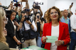FOTODELDIA SEVILLA, 17/05/2026.- La candidata del PSOE a la Presidencia de la Junta de Andalucía, María Jesús Montero, ejerce su derecho al voto en Sevilla, este domingo. EFE/ Julio Muñoz