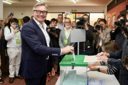 FOTODELDIA CÁDIZ, 17/05/2026.- Manuel Gavira, candidato de VOX a la Presidencia de la Junta de Andalucía, ejerce su derecho al voto en un colegio electoral en Cádiz, este domingo. La constitución de las 10.403 mesas electorales habilitadas para los comicios andaluces de este domingo se ha llevado a cabo con normalidad y sin incidencias, salvo en un colegio de Sevilla Este, si bien se desconoce de momento, hasta que la Junta Electoral se pronuncie, si supondrá un retraso en el desarrollo de la votación. EFE/Roman Rios
