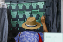SEVILLA, 17/05/2026.- Una mujer ejerce su derecho al voto en un colegio electoral en Sevilla, este domingo. El 100 % de las 10.403 mesas electorales para los comicios autonómicos andaluces estaban constituidas a las 9.45 horas, según los datos de la web de seguimiento electoral de la Junta de Andalucía. EFE/ Julio Muñoz