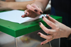 ALMERÍA, 17/05/2026.- La presidenta de una mesa electotal coloca un precinto en una urna en un colegio electoral en Almería. La participación en Andalucía es del 15,09 % a las 11.30 horas, casi igual que en 2022. EFE /Carlos Barba