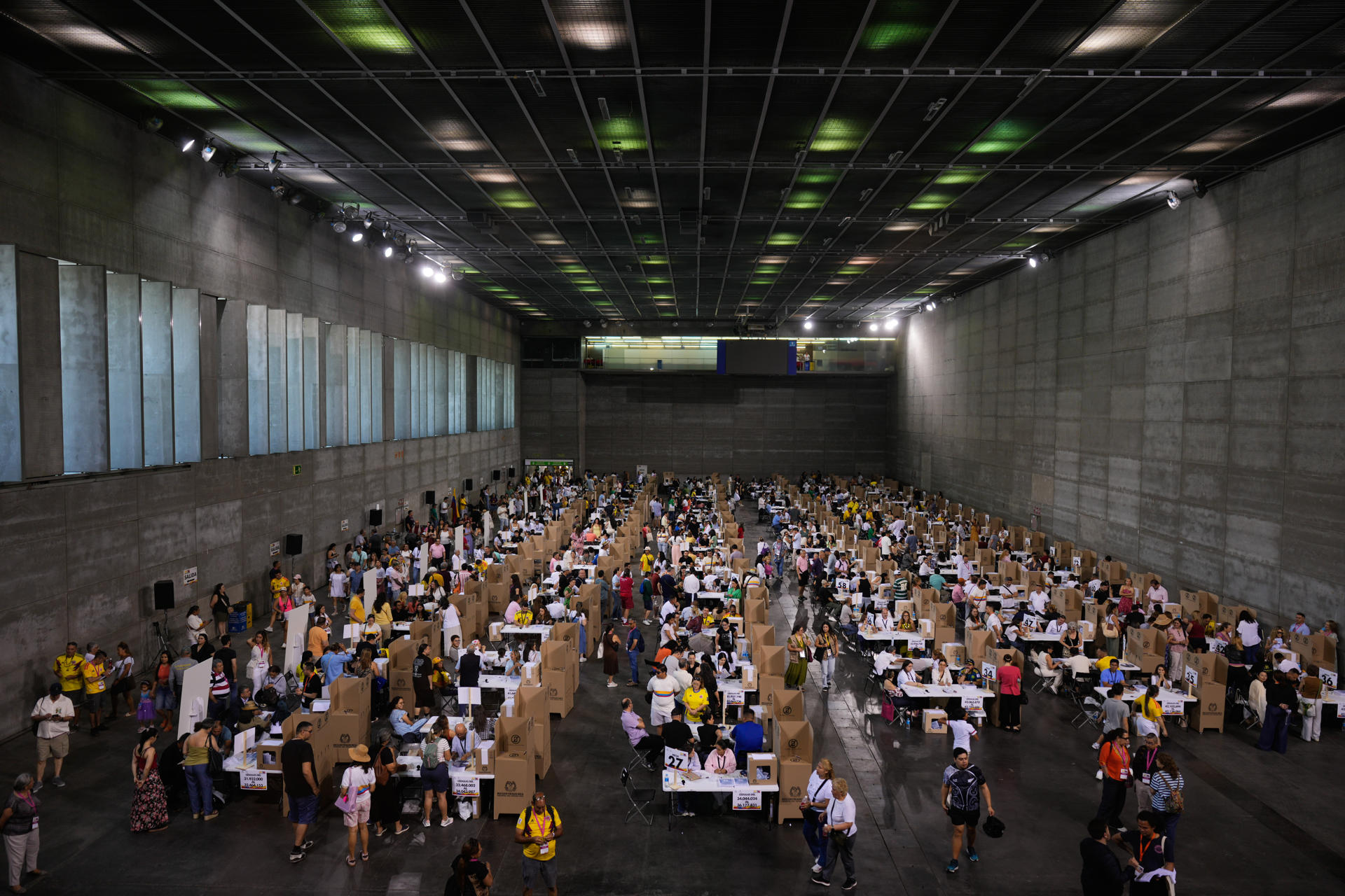 MADRID, 31/05/2026.- Casi 308.000 colombianos están inscritos para votar hasta este domingo en más de una veintena de puestos de votación en España en la primera vuelta presidencial de Colombia. En la imagen, el Pabellón satélite de la Casa de Campo en Madrid. EFE/Borja Sánchez Trillo