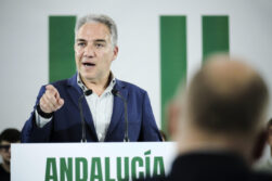 MÁLAGA, 10/04/2026.-El vicepresidente de Coordination Autonómica, Local y Análisis Electoral de la formación, Elías Bendodo, interviene en un acto con nuevos afiliados este viernes en Málaga.- EFE / Gregorio Marrero