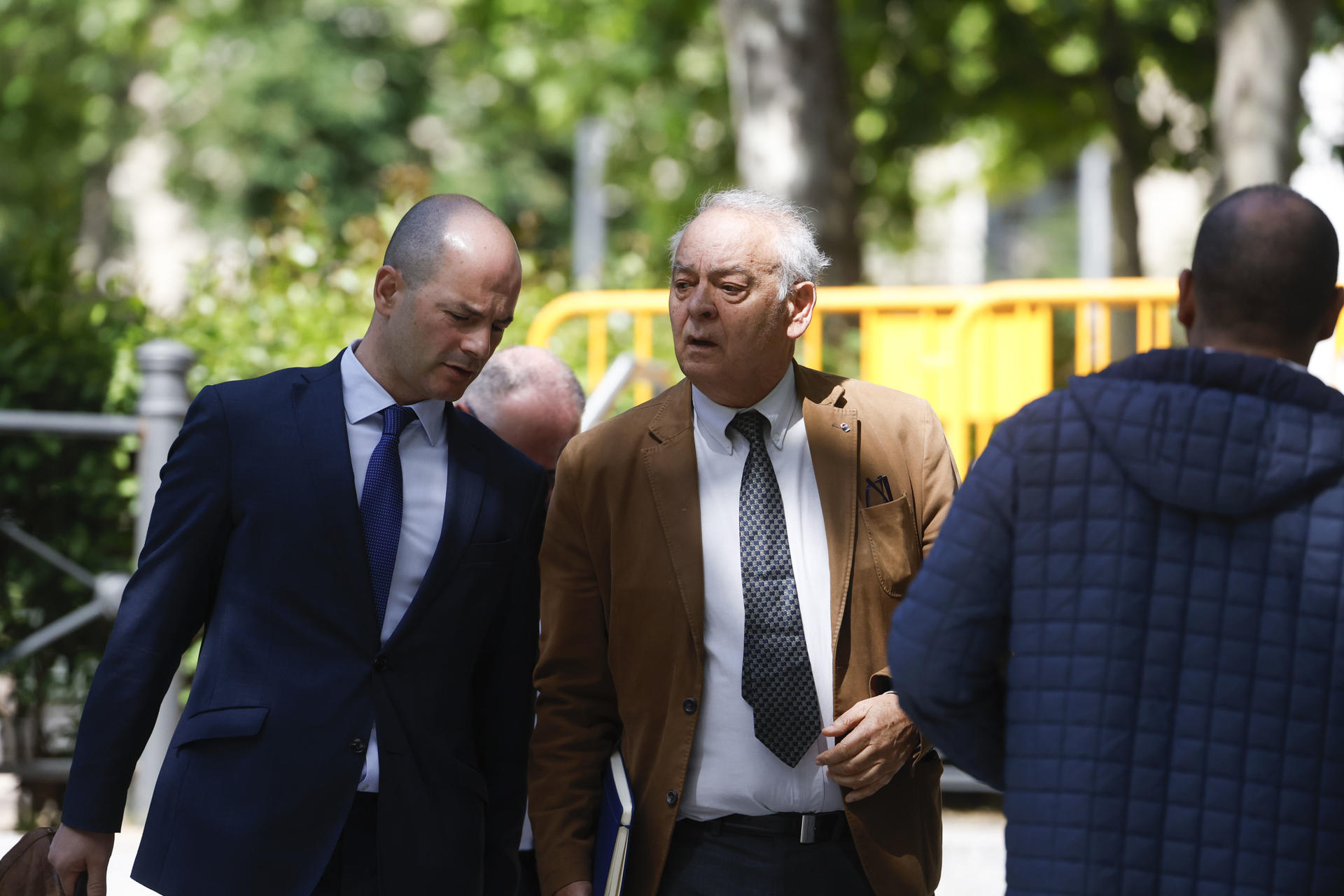 MADRID, 11/05/2026.- El ex director Adjunto Operativo (DAO) de la Policía Nacional cuando se desplegó la operación Kitchen, Eugenio Pino (c), tras salir este lunes de la Audiencia Nacional que retoma el juicio del caso Kitchen con el interrogatorio a los últimos testigos que quedan por declarar en esta presunta operación parapolicial para espiar al extesorero del PP Luis Bárcenas, antes de entrar en la fase pericial y la documental, en la que se escucharán audios, entre otros, de conversaciones del excomisario José Villarejo. EFE/ Javier Lizón