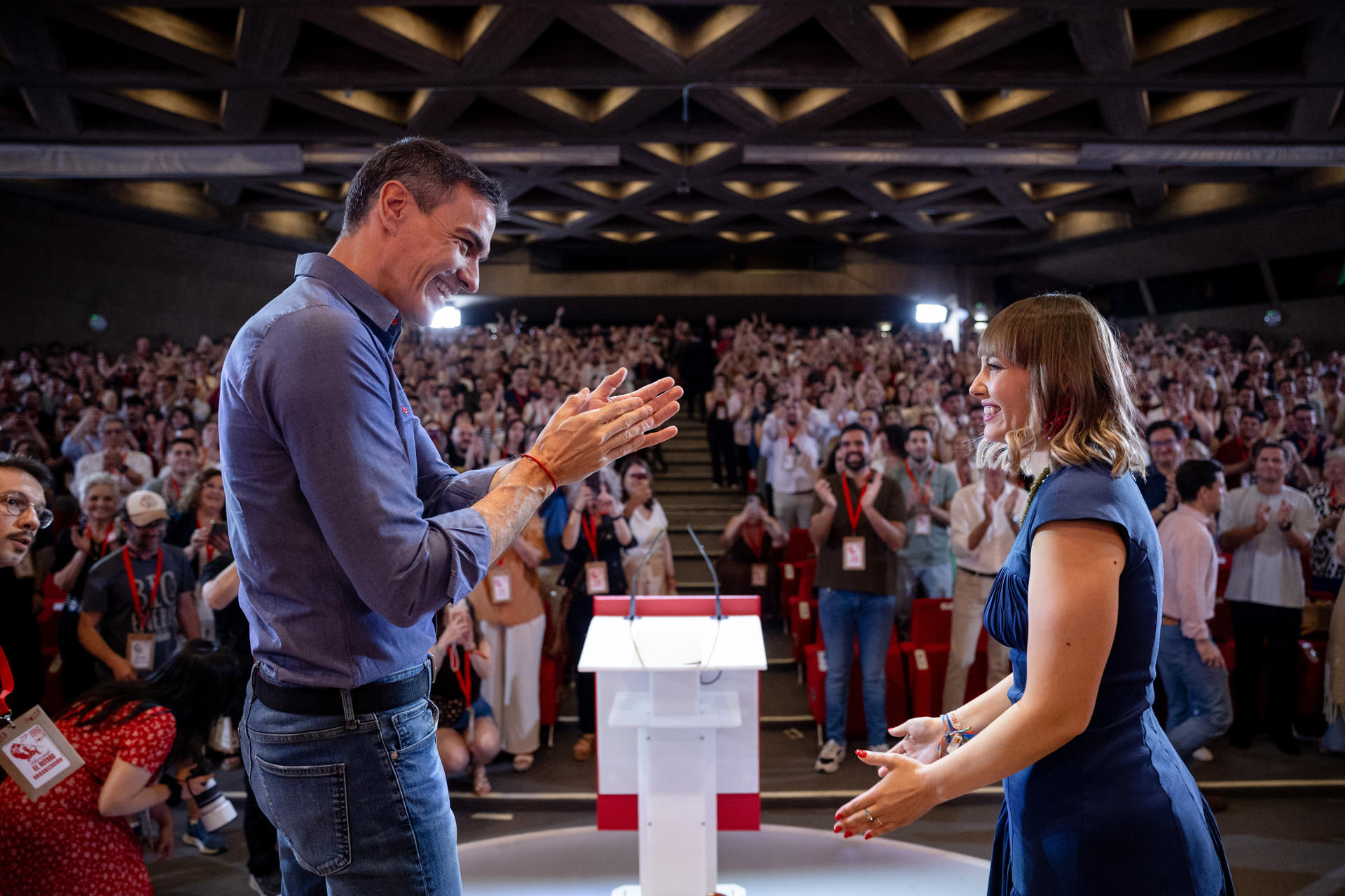 MADRID, 31/05/2026.- El presidente del Gobierno y secretario general del PSOE, Pedro Sánchez, acompañado por la secretaria general electa de Juventudes Socialistas de España, Aránzazu Figueroa, durante su participación en la clausura del 27ª Congreso de JSE, este domingo en Madrid. EFE/Daniel González