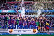 El FC Barcelona levantando la copa de la Champions League conseguida con el FC Barcelona ante el Olympique de Lyon