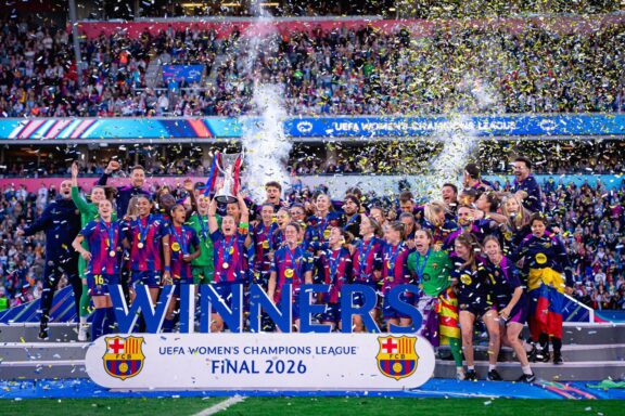 El FC Barcelona levantando la copa de la Champions League conseguida con el FC Barcelona ante el Olympique de Lyon