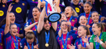 Pere Romeu levantando la copa de la Champions League conseguida con el FC Barcelona ante el Olympique de Lyon