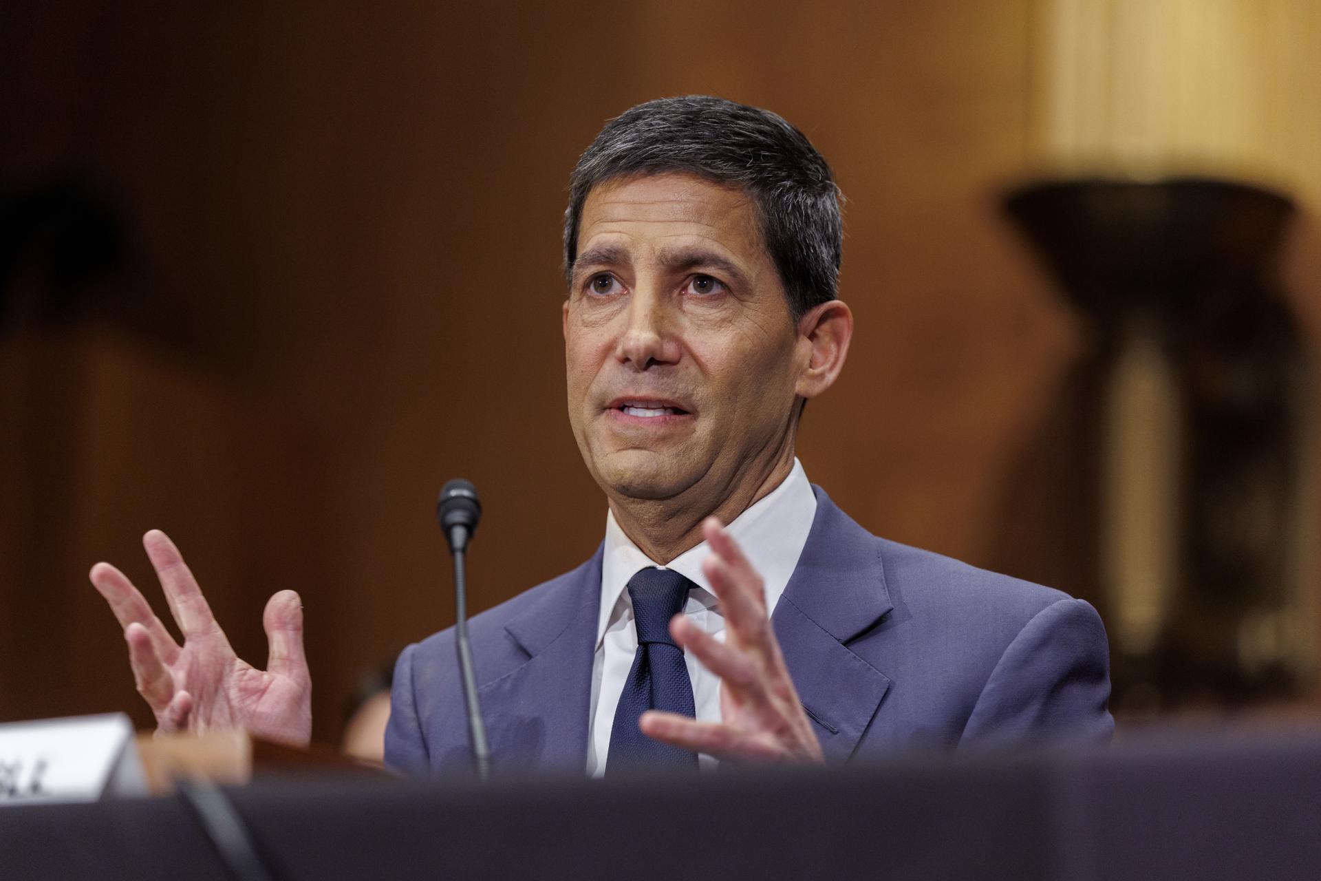 WASHINGTON (Estados Unidos), 21/04/2026.- Kevin Warsh testifica durante una audiencia de confirmación del Comité Bancario del Senado en el Capitolio de los Estados Unidos en Washington, DC, EE. UU., el 21 de abril de 2026. Warsh es el nominado por el presidente Donald Trump para ser el próximo presidente de la Reserva Federal de EE. UU., sucediendo a Jerome Powell cuando el mandato de Powell como presidente termine el 15 de mayo de 2026. EFE/EPA/WILL OLIVER ////////// WASHINGTON (United States), 21/04/2026.- Kevin Warsh testifies during a Senate Banking Committee confirmation hearing at the US Capitol in Washington, DC, USA, 21 April 2026. Warsh is President Donald Trumps nominee to serve as the next chair of the US Federal Reserve, succeeding Jerome Powell when Powells term as chair ends on 15 May 2026. EFE/EPA/WILL OLIVER