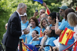 CUACOS DE YUSTE (CÁCERES) (ESPAÑA), 25/05/2026.- El rey Felipe VI saluda a su llegada al acto de entrega del XIX Premio Europeo Carlos V, que en esta edición ha recaído en el Comité Europeo de las Regionales (CDR), que concede La Fundación Academia Europea e Iberoamericana de Yuste, en el Monasterio de San Jerónimo de Yuste (Cáceres). EFE/ Ballesteros