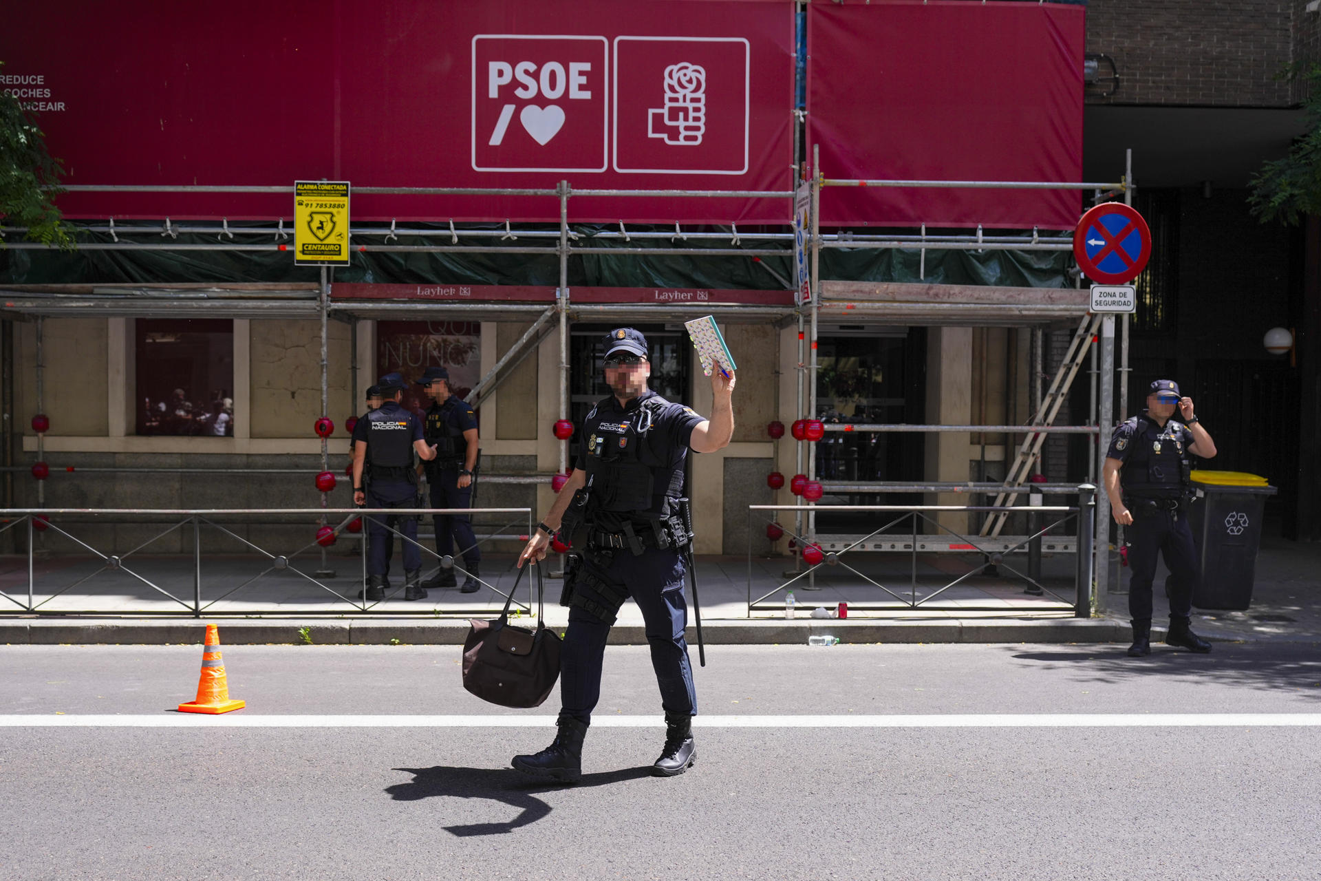 FOTODELDIA MADRID, 27/05/2026.- Agentes de la Unidad Central Operativa (UCO) de la Guardia Civil se encuentran desde primera hora de este miércoles en la sede central del PSOE en la calle Ferraz de Madrid para requerir información en relación al caso Leire que instruye el juez de la Audiencia Nacional Santiago Pedraz, han informado a EFE fuentes próximas a la investigación. EFE/ Borja Sanchez-Trillo