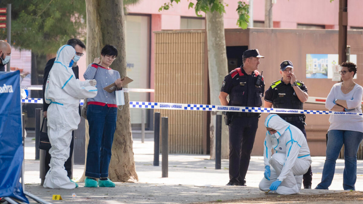 Los Mossos d'Esquadra han detenido a un vecino de Figueres (Girona) que tenía activa una orden de alejamiento por matar esta tarde a su expareja en una plaza de esta localidad gerundense.