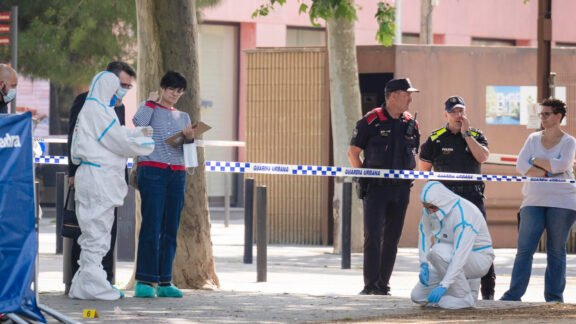 Los Mossos d'Esquadra han detenido a un vecino de Figueres (Girona) que tenía activa una orden de alejamiento por matar esta tarde a su expareja en una plaza de esta localidad gerundense.